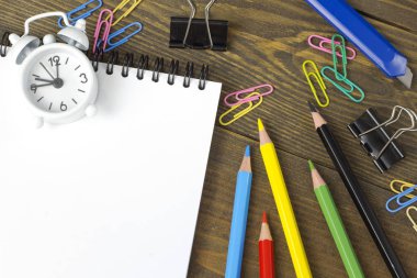 Tüm boya, renkli kalemler ve ataç