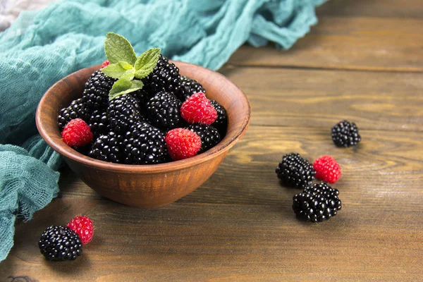 黑莓与覆盆子在一个粘土壶 — 图库照片