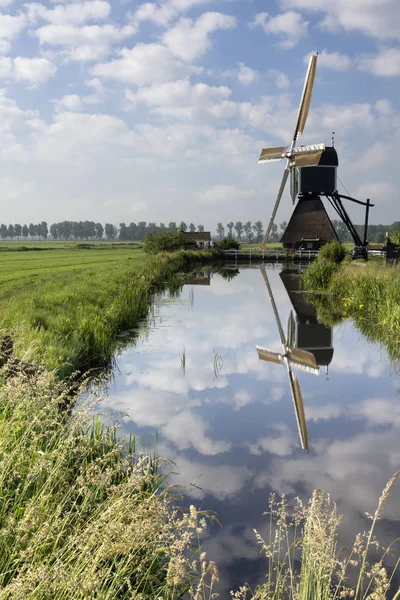 De molen van de Wingerdse in de buurt van Bleskensgraaf — Stockfoto