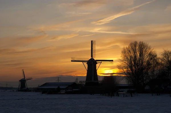 Windmolens bij zonsondergang — Stockfoto