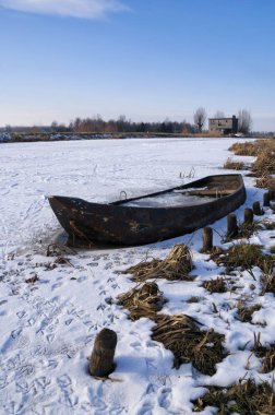 Donmuş bir nehirde tekne kürek