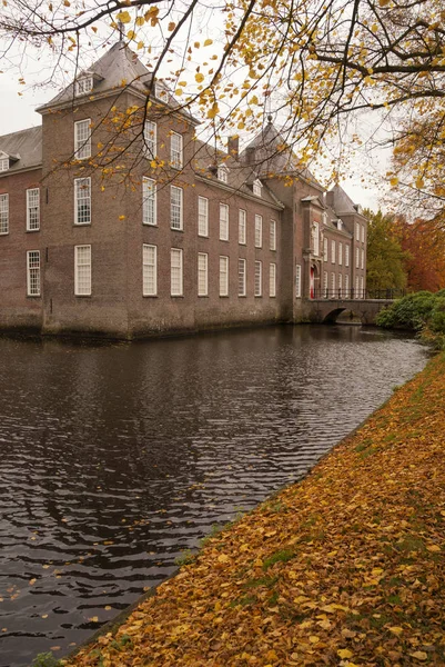 Sonbahar atmosferde Castle Heeze