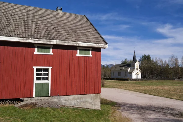 Κόκκινο βαμμένο υπόστεγο στη Νορβηγία — Φωτογραφία Αρχείου