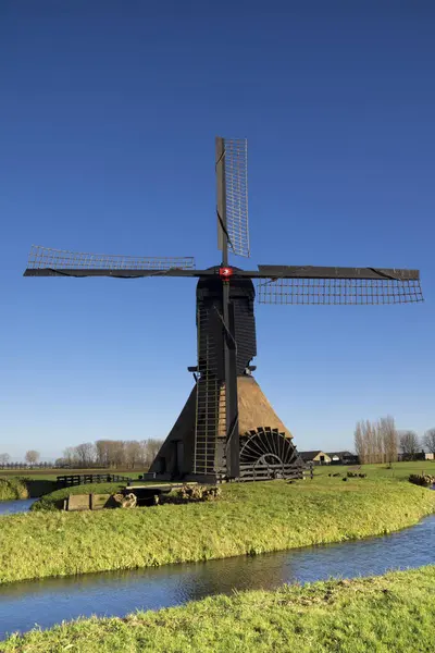 Noordeveldse molen met een heldere blauwe hemel — Stockfoto