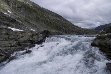 Strynefjell yolunda şelale