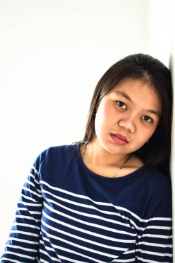 Genç ve güzel Asyalı kadınlar kameraya bakar.