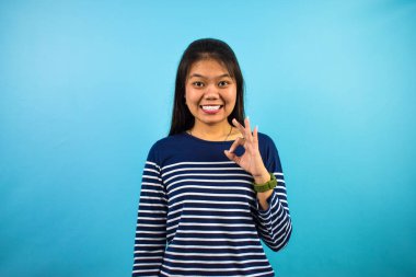 Mavi izole edilmiş geçmişi olan güzel Asyalı kadınların portresi.