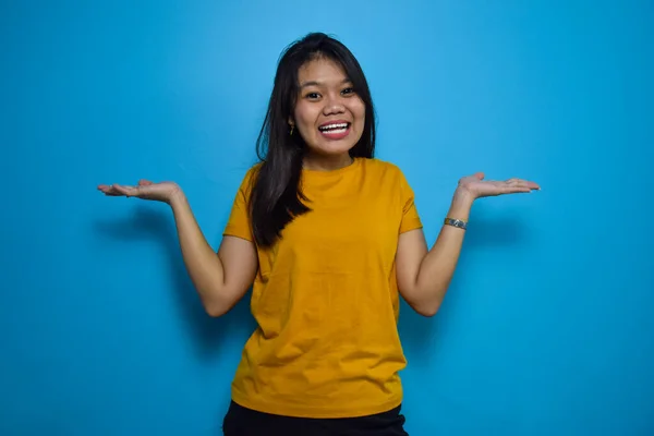 Retrato Jovens Belas Mulheres Asiáticas Com Fundo Isolado Azul Olhar — Fotografia de Stock