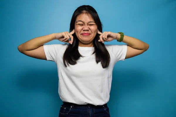 아름다운 아시아 여성들 티셔츠를 색외진 배경을 성가신 소음을 괴로워하는 — 스톡 사진