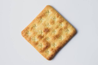 Beyaz arka planda sağlıklı buğday krakerini kapatın. Bisküvi.