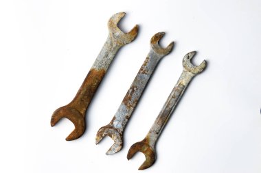 Paslı anahtarı beyaz izole arkaplanda tut