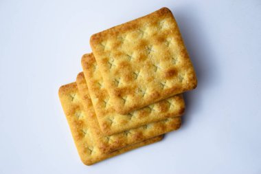 Beyaz arka planda sağlıklı buğday krakerini kapatın. Bisküvi.