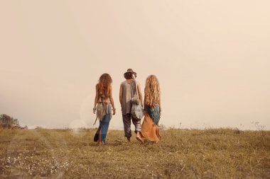 Çekici boho adam ve kadın alana göre yürüyor. Gençlik ve ha