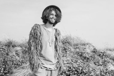 Çekici genç boho adam açık havada dikey