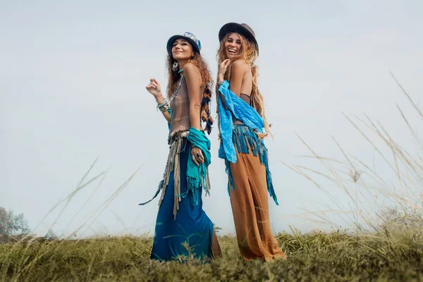 Zwei schöne Boho-Mädchen in ethnischem Schmuck im Freien — Stockfoto