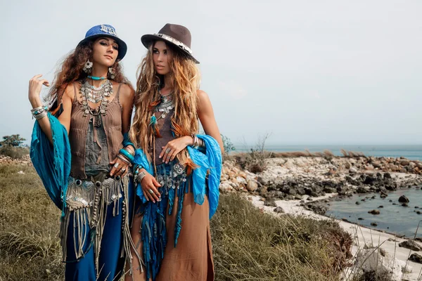 Twee prachtige boho meisjes in etnische sieraden in openlucht — Stockfoto