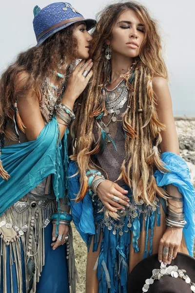 Two beautiful boho girls in ethnic jewelry outdoors — Stock Photo, Image