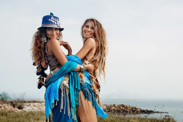 Twee prachtige boho meisjes in etnische sieraden in openlucht — Stockfoto