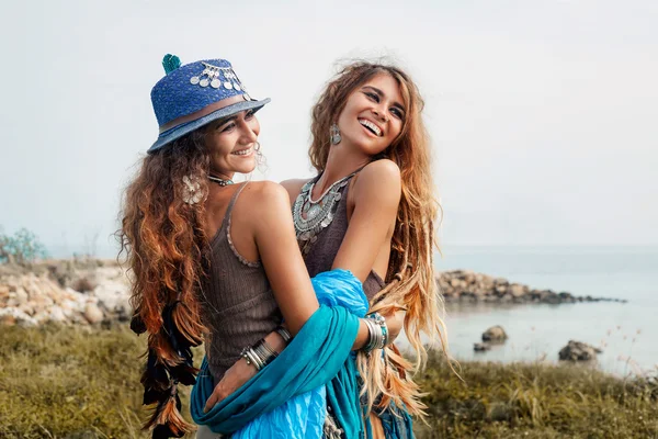 Two beautiful boho girls in ethnic jewelry outdoors — Stock Photo, Image