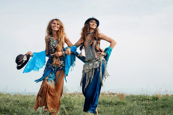 两个美丽的波西米亚女孩在民族饰品户外 — 图库照片