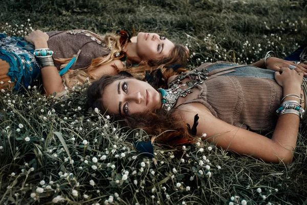 Duas belas garotas boho em jóias étnicas ao ar livre — Fotografia de Stock