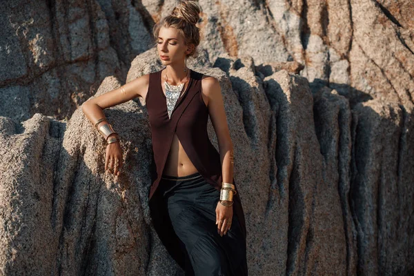 Atractiva mujer joven al aire libre con fondo de piedra — Foto de Stock