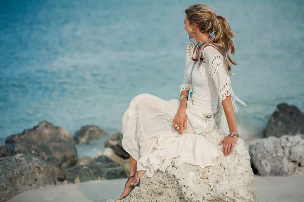 美丽的波西米亚女人在海边的石头上 — 图库照片