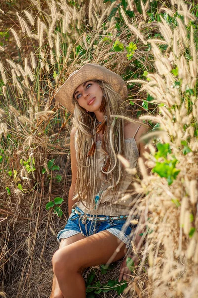 Vaquera al aire libre. Estilo de campo —  Fotos de Stock