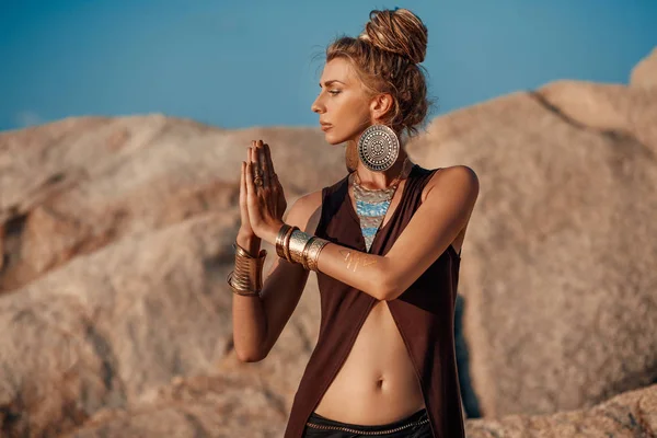 Atractiva mujer joven al aire libre con fondo de piedra — Foto de Stock