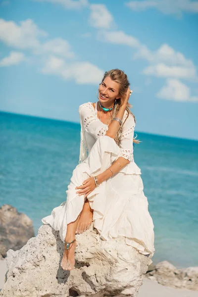 Bela mulher boho em pedra na costa do mar — Fotografia de Stock