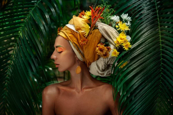 Jovem mulher em turbante com flores — Fotografia de Stock