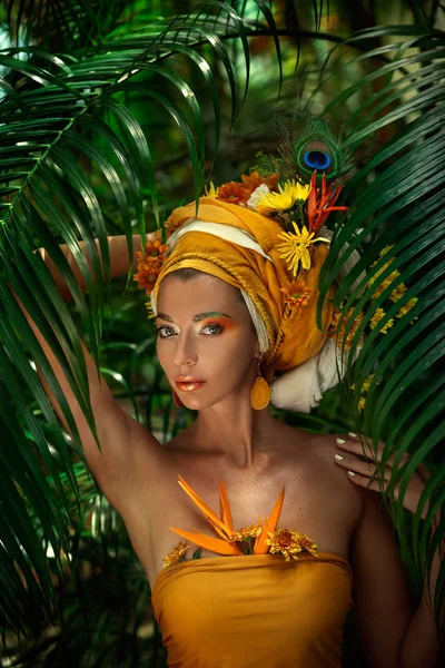 Jovem mulher em turbante com flores — Fotografia de Stock