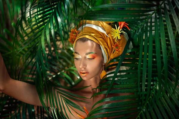 Mujer joven en turbante con flores — Foto de Stock