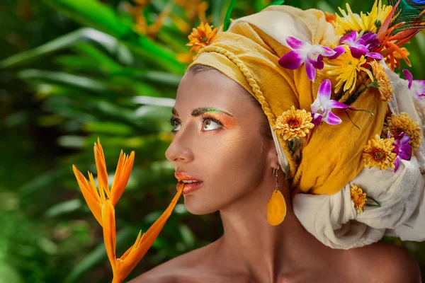 Jonge vrouw in tulband met bloemen — Stockfoto