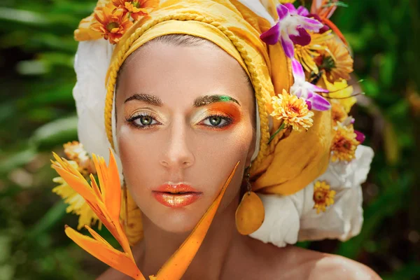 Ung kvinna i turban med blommor — Stockfoto