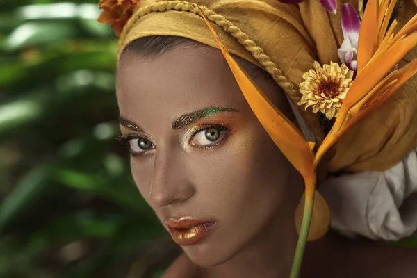 Jovem mulher em turbante com flores — Fotografia de Stock