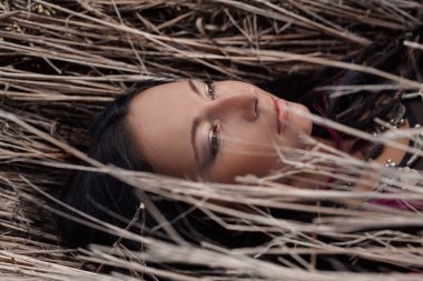 Güzel genç boho kadın çim üzerinde yalan