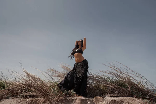 Belle jeune femme danseuse en plein air — Photo