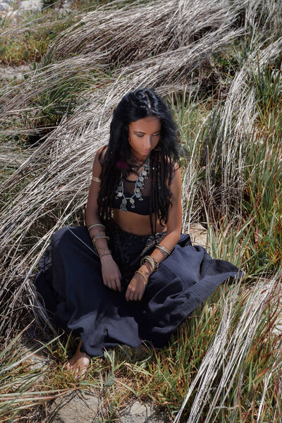 Красивая молодая бохо женщина на открытом воздухе портрет
