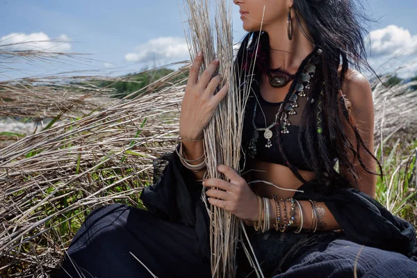 Schöne junge Boho-Frau auf Gras. Nahaufnahme — Stockfoto