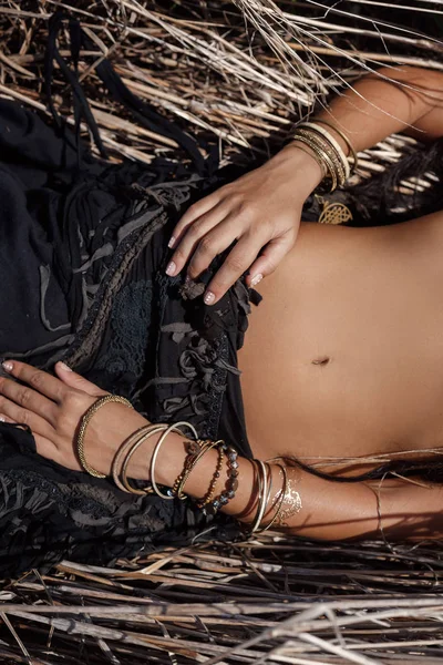 Perto de mãos com pulseiras. bela jovem boho mulher em — Fotografia de Stock