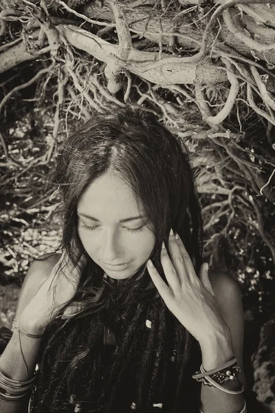 Vackra unga boho kvinna med rötter bakgrund — Stockfoto