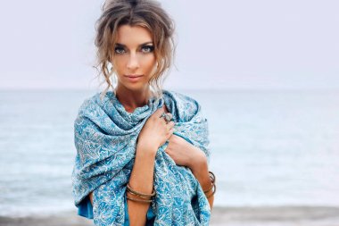 Sahilde güzel genç gelin