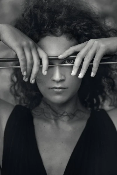 Vacker ung kvinna som håller fiddlestick på hennes ögon — Stockfoto