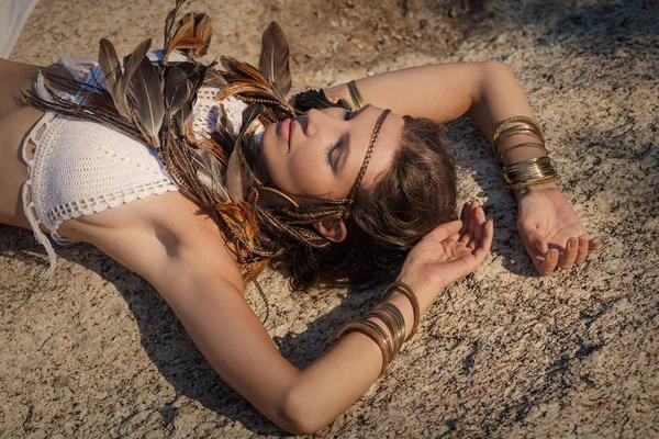 Attraktive junge Boho-Frau liegt auf Stein — Stockfoto