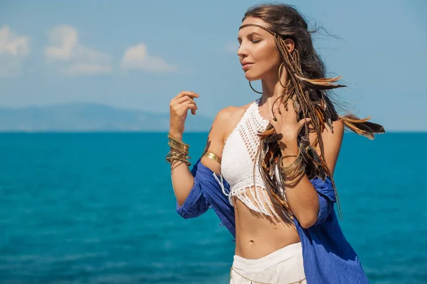 Deniz sahilinde çekici genç boho kadın — Stok fotoğraf