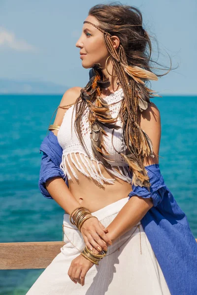 Attraente giovane donna boho sulla riva del mare — Foto Stock