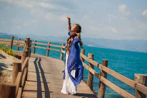 Atraente jovem boho mulher na costa do mar — Fotografia de Stock