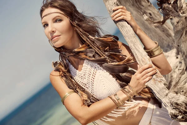 Aantrekkelijke jonge boho vrouw aan de kust — Stockfoto