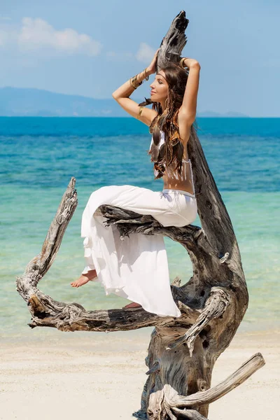 Boho młoda atrakcyjna kobieta na plaży — Zdjęcie stockowe